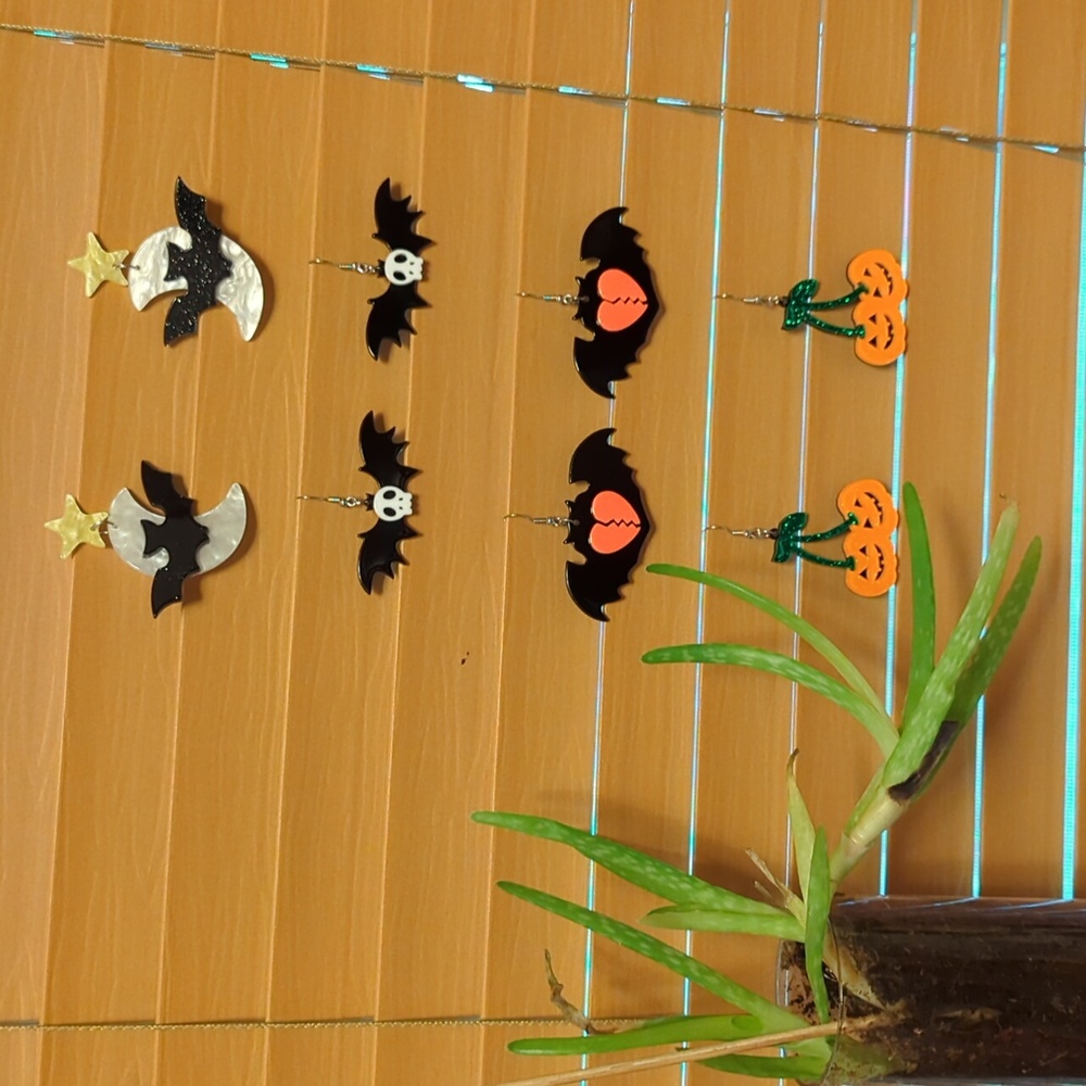 NWT/IP 🌜 (unbranded) 🎃🦇 HALLOWEEN BATTY PUMPKIN 🦇🎃 acrylic dangle earrings